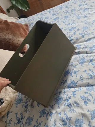Revistero antiguo pintado a mano