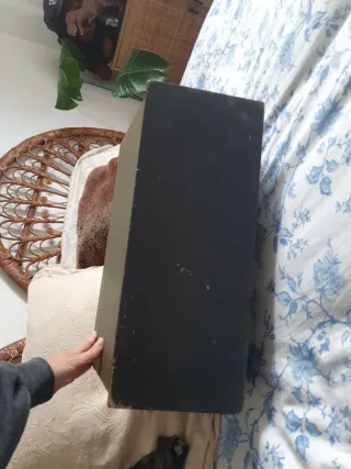 Revistero antiguo pintado a mano