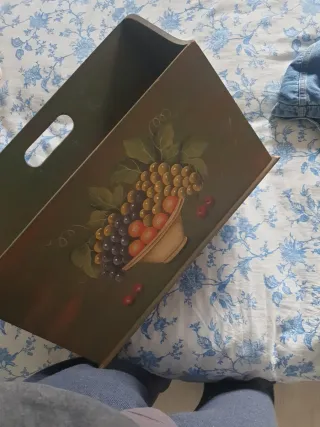 Revistero antiguo pintado a mano
