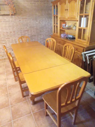 Mesa de comedor y 6 sillas de madera