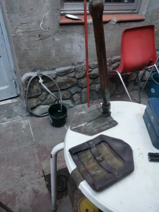 Pala militar antigua con funda de cuero