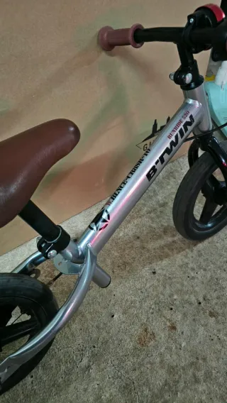 Bicicleta B'Twin plateada sin pedales