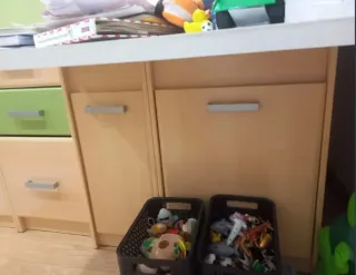 Cama alta infantil con armario y balda blanca
