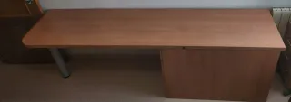 una mesa de estudiar grande
