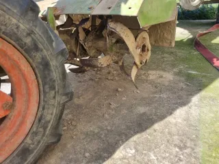 Mula con rotovator y remolque