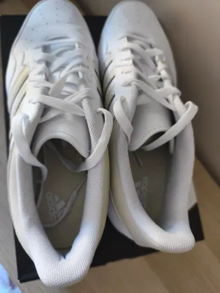 Zapatillas Adidas Blancas y Beige
