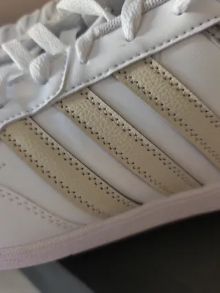 Zapatillas Adidas Blancas y Beige