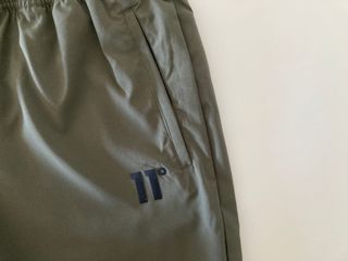 1º_11 Degrees. Pantalón deportivo caqui. Talla L