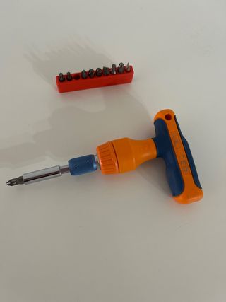 Destornillador T con puntas magnéticas