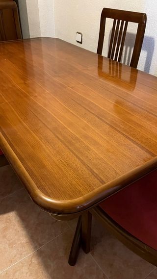 Mesa comedor de madera + 4 sillas. VENTA URGENTE!