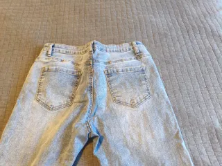 Pantalón vaquero flare desgastado