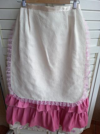 Zagalejo volantes rosas y delantal beige