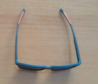 Gafas de sol azules y negras