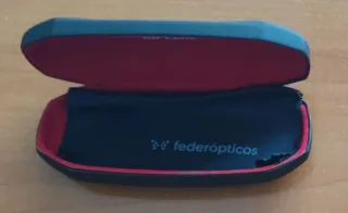 Gafas de sol azules y negras