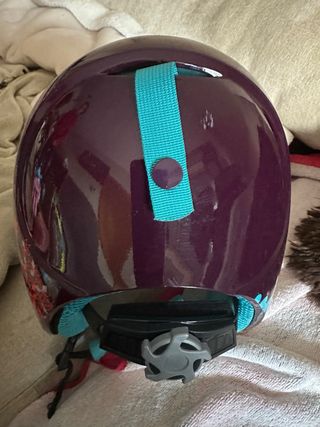 Casco de esquí Wedze morado y turquesa.