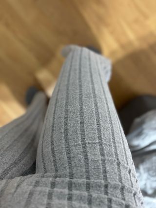 Pantalón campana gris acanalado