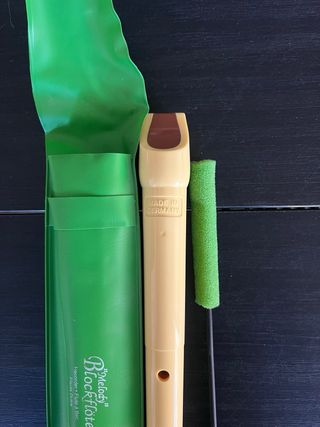 Flauta Hohner Blockflöte con funda y limpiador.