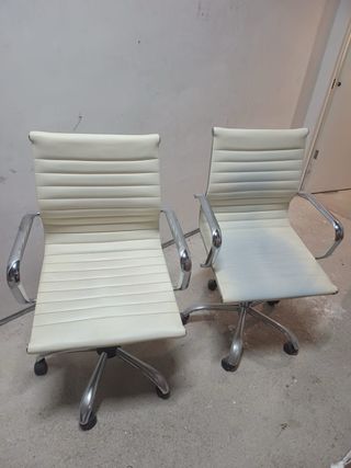Sillas de oficina plateadas y blancas