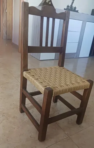 Silla rústica de madera y yute
