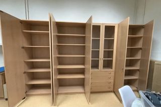 Armario de madera y cristal para oficina