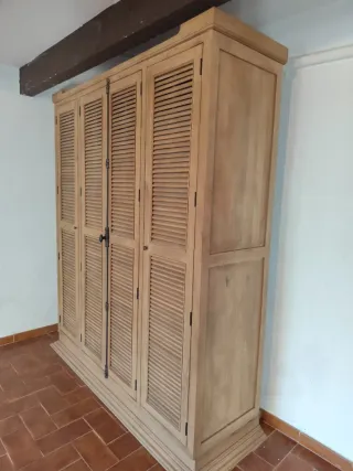 Armario color beige y marrón/ mango y acacia