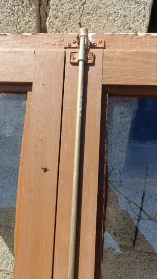 Ventana de madera natural