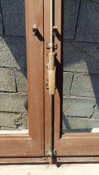 Ventana de madera natural