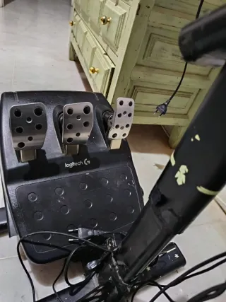 Volante Logitech con Pedales y Palanca