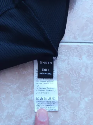 Top nero con cordoncini