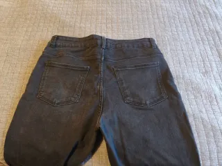 Pantalón vaquero negro