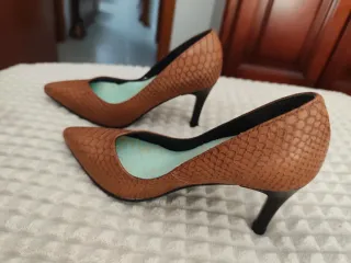 Zapatos de tacón marrones efecto piel serpiente