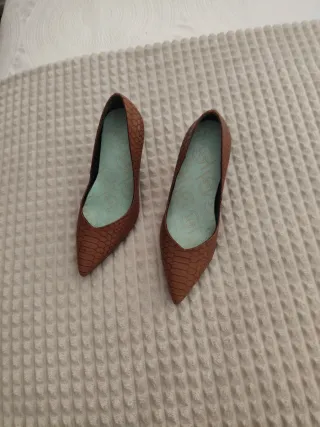 Zapatos de tacón marrones efecto piel serpiente