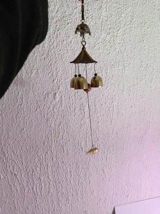 Campanilla de metal dorada con pez