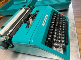 Olivetti Studio 45 en funcionamiento con maletin