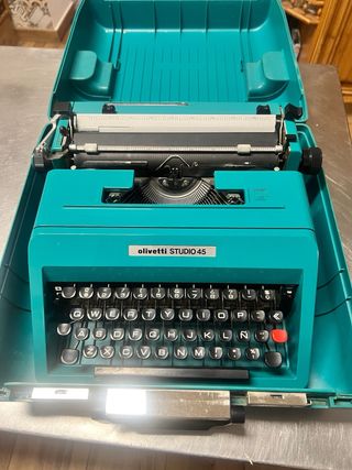 Olivetti Studio 45 en funcionamiento con maletin