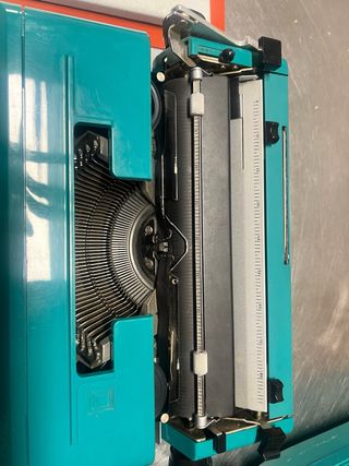 Olivetti Studio 45 en funcionamiento con maletin