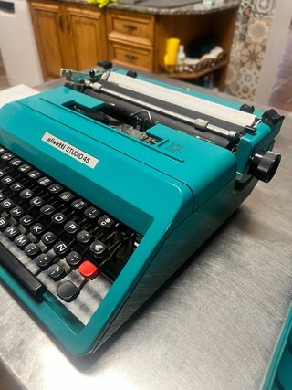 Olivetti Studio 45 en funcionamiento con maletin