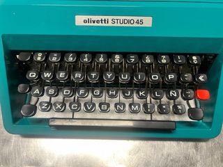 Olivetti Studio 45 en funcionamiento con maletin