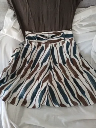 Camiseta manga corta marrón con detalles, falda