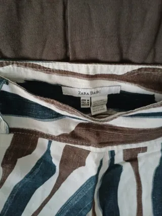 Camiseta manga corta marrón con detalles, falda