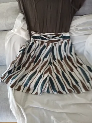 Camiseta manga corta marrón con detalles, falda