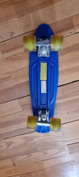 Patineta azul con ruedas amarillas