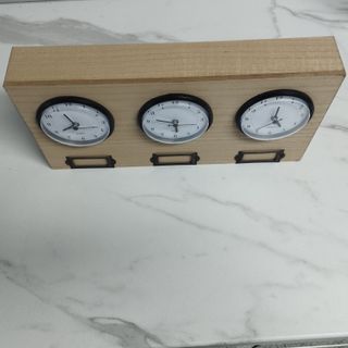 Reloj de sobremesa con tres esferas
