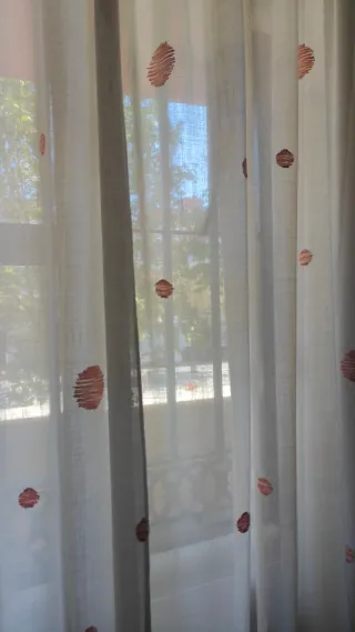 Cortinas beige con círculos