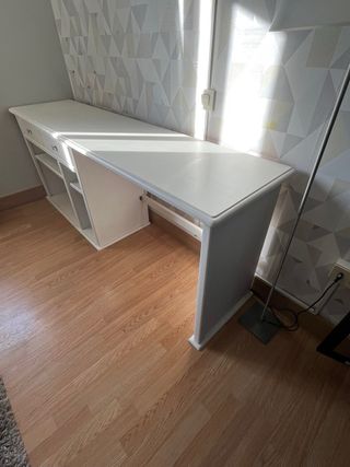Scrivania bianca con cassetti e ripiani