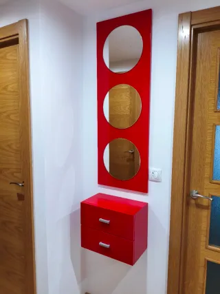 Recibidor moderno rojo con espejo y cajones
