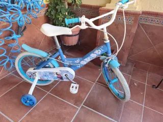 Bicicleta infantil azul y blanca