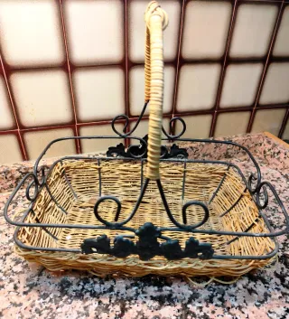 Cesta de mimbre y metal con asa