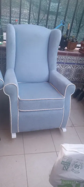 Sillón de tela azul y beige