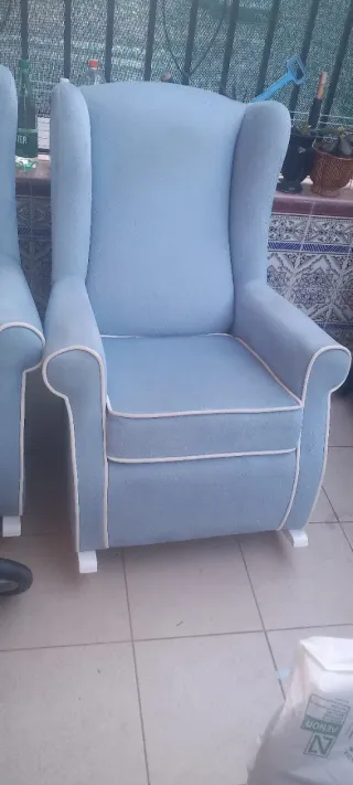 Sillón de tela azul y beige